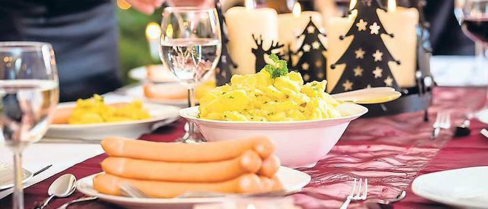 45 Prozent der Deutschen machen sich an Heiligabend wenig Stress mit dem Kochen und essen Würstchen mit Kartoffelsalat.