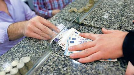 Die Türken wechseln ihr Geld in harte Währung. Ausgabeschalter in Istanbul. 