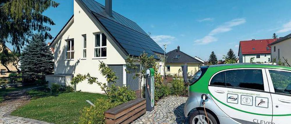 Energieautarkes Haus im sächsischen Freiberg. Auf dem Dach Module für Solarthermie und Fotovoltaik.