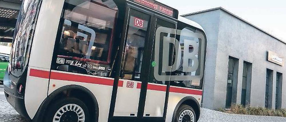 „Olli“ heißt der autonom fahrende Minibus, der auf dem Euref-Campus in Schöneberg unterwegs ist. Auch so werden wir uns in ein paar Jahren in der Stadt fortbewegen: Mehr Menschen in einem Fahrzeug, das von Algorithmen gesteuert wird. 