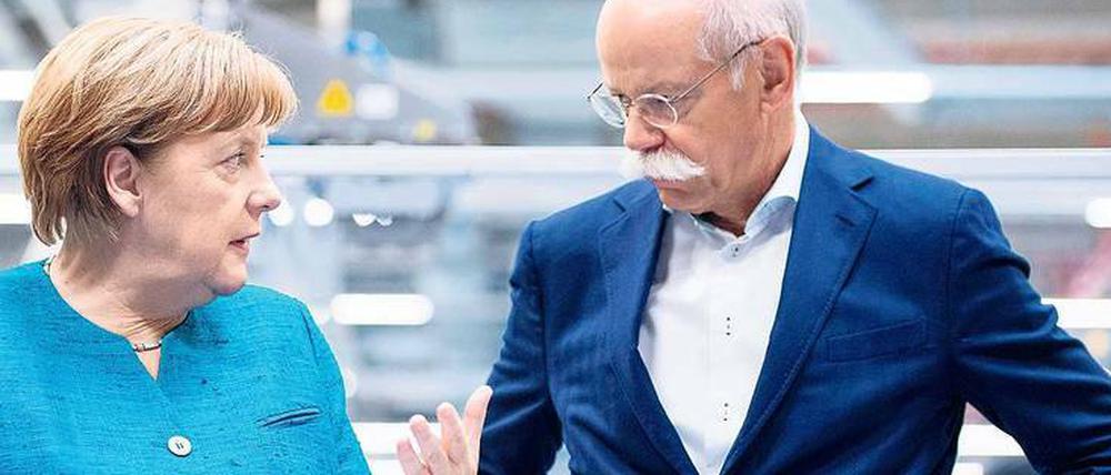 Merkel in Kamenz. Die Kanzlerin im Gespräch mit Daimler-Chef Zetsche. 