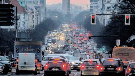 Dicke Luft. Auch in Berlin werden mehr Abgase in die Luft geblasen als der Gesetzgeber erlaubt. Kommende Woche tagt der Diesel-Gipfel in der Hauptstadt. 