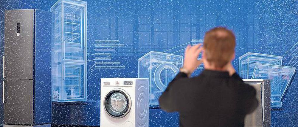 In elf Hallen zeigen die Hersteller intelligente Waschmaschinen und Kühlschränke, die sich per Sprache steuern lassen.