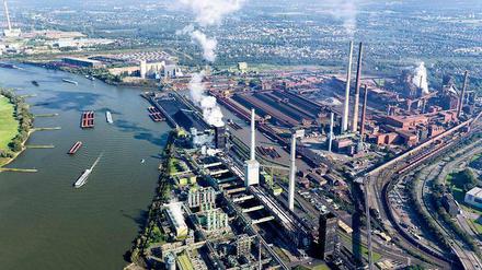 Das größte Stahlwerk Europas. Seit mehr als 120 Jahren wird in Duisburg am Rhein Stahl produziert. 