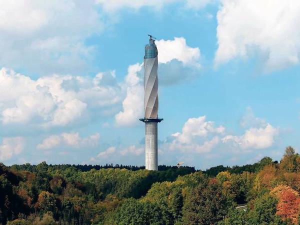 Die Zukunft. Der Turm in Rottweil ist 246 Meter hoch. Thyssen-Krupp hat das Riesending gebaut, um Aufzugstechnologien zu testen. In zwölf verschiedenen Schächten können die Aufzugslösungen der Zukunft mit Höchstgeschwindigkeiten von 64,8 km/h getestet und zertifiziert werden. Der öffentliche Aussichtspunkt auf 232 Metern Höhe ist Deutschlands höchste Besucherplattform. 