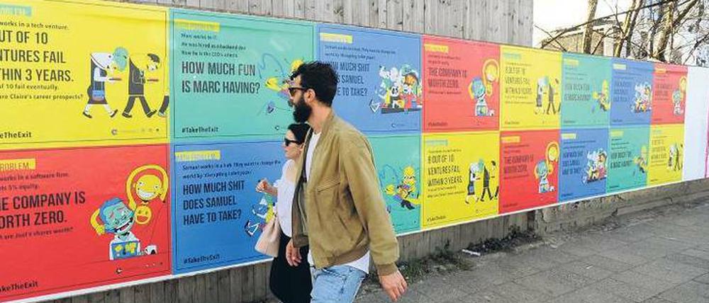 #TakeTheExit. In der ganzen Stadt wunderten sich Betrachter über hunderte Plakate mit dieser Aufforderung und auf englisch formulierten Rätseln im Start-up-Sprech.