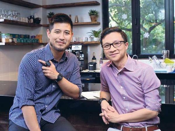 Kevin Wong (links) hat einen smarten Ring gebaut, mit dem man telefonieren kann.