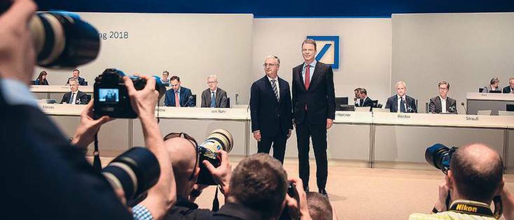 Neues Gespann. Deutsche-Bank-Aufsichtsratschef Paul Achleitner und der neue Vorstandschef Christian Sewing posieren auf der Hauptversammlung in Frankfurt. 