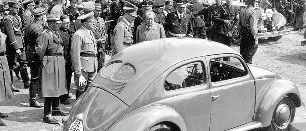 Nazi-Propaganda. Adolf Hitler, der den Käfer-Erfinder Ferdinand Porsche bewunderte, nahm regen Anteil an der Entwicklung des Volkswagens, des damals sogenannten KdF-Wagens – nach dem Namen der NS-Organisation Kraft durch Freude (KdF). Der Autobauer beschäftigte bis zu 20 000 Zwangsarbeiter. 