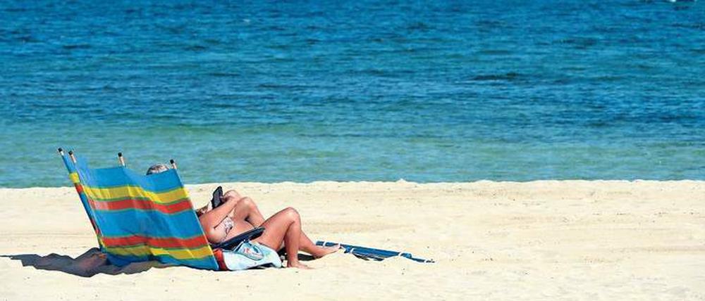 Seltener Anblick. So ruhig ist es am Strand in Port de Pollenca trotz leicht zurückgehender Besucherzahlen auf Mallorca nur selten.