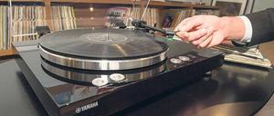 Alles anders. Yamahas neuer Plattenspieler Musiccast Vinyl 500 ist nicht nur ein Vinylrotierer, sondern eine vernetzte Musikzentrale mit Streamingoptionen. Foto: Robert Günther/dpa