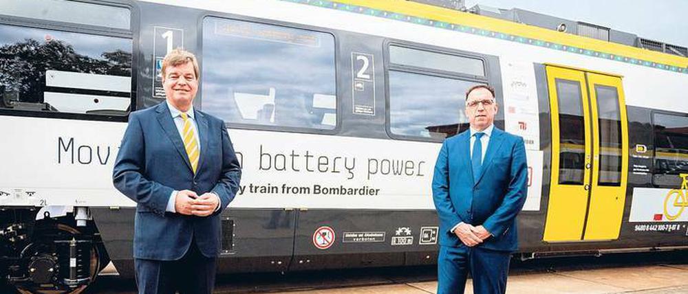 Innovation aus Hennigsdorf. Staatssekretär Enak Ferlemann (l.) und Bombardier-Deutschlandchef Michael Fohrer präsentieren den Batteriezug. 