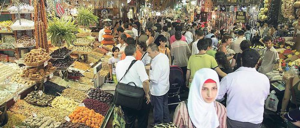 Basar in Istanbul. Bei den Bürgern ist von Erholung nichts zu spüren. Lebensmittel sind extrem teuer geworden. 