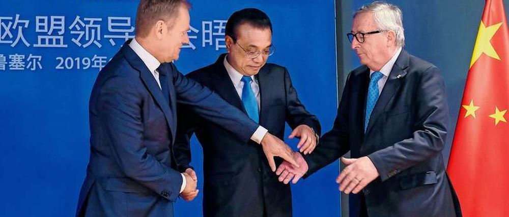 Schwieriger Dreifach-Handschlag: EU-Ratspräsident Tusk, Chinas Regierungschef Li Keqiang und EU-Kommissionschef Juncker.