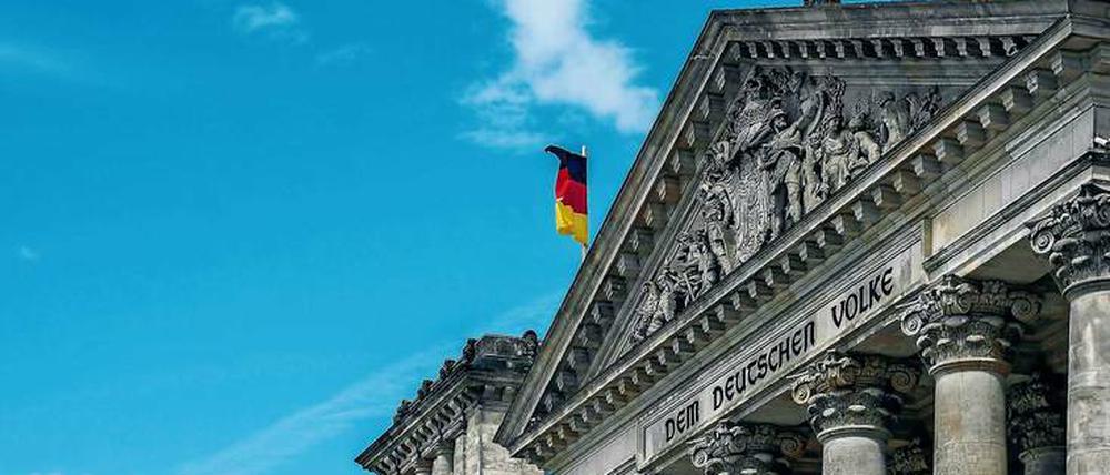 Offene Türen. Wer im Bundestag regelmäßig ein und aus geht, ist für Bürger kaum ersichtlich. Dabei arbeiten Interessenvertreter maßgeblich an Gesetzesinitiativen mit.
