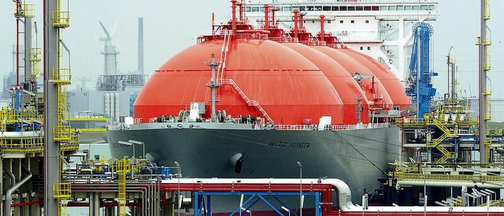 Ein LNG-Frachter löscht das Flüssiggas in Rotterdam, dem größten europäischen Frachthafen.