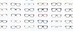 Vielfalt im Regal. Mehr als 40 Millionen Deutsche tragen eine Brille. Zum einen, weil Kurzsichtigkeit zunimmt und die Menschen älter werden. Zum anderen sind Brillen zu einem Modeaccessoire geworden. Deswegen geht der Trend dahin, gleich mehrere Modelle zu besitzen. Foto: Getty Images/iStockphoto