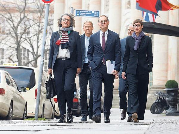 Angeführt von Michael Müller präsentierte das Bewerbungsteam Ende Januar das Berliner Konzept beim VDA. Damals noch dabei: Jürgen Klinsmann. 
