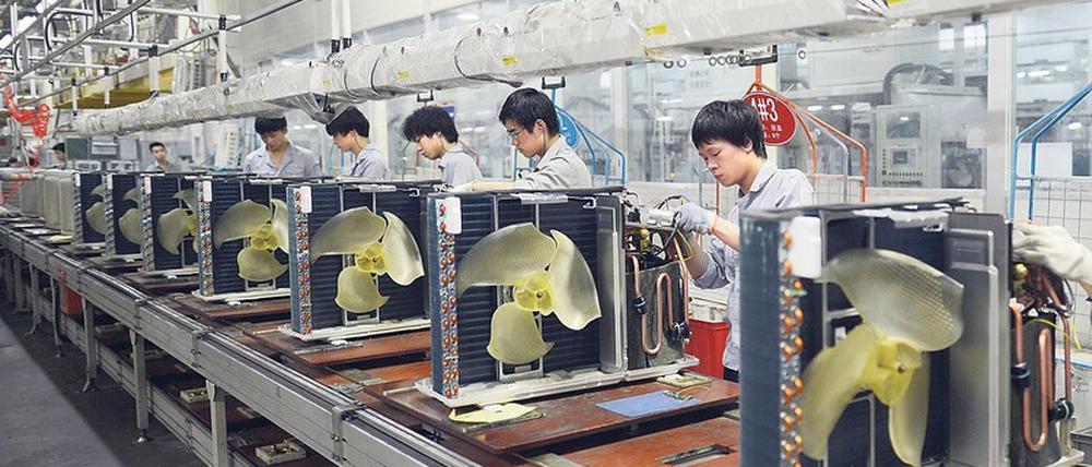 Frischer Wind. Arbeiter in Wuhan bauen Klimaanlagen der Firma Gree zusammen. 