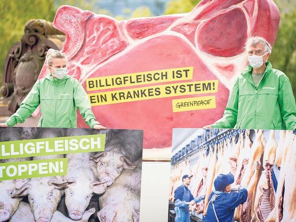 Die Gelegenheit genutzt: Aktivisten von Greenpeace demonstrierten am Montag im Berliner Regierungsviertel gegen die Fleischindustrie. Hunderte Coronafälle in mehreren Schlachthöfen haben die Branche wieder einmal ins Zwielicht gebracht. 