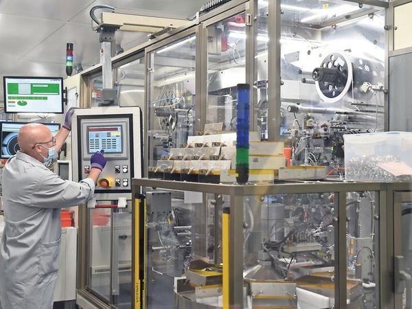 Zukunftsindustrie. Ein Varta-Mitarbeiter überwacht die Produktion von Batteriezellen in Nördlingen. 