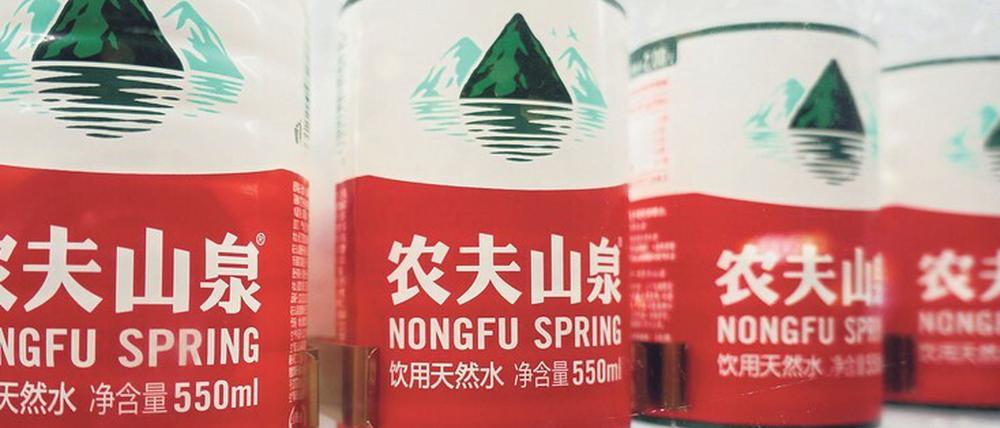 Das Bergquellwasser der Bauern, so lautet die Übersetzung von Nongfu Spring. Der Marktführer unter Chinas Wasserabfüllern ist gerade an die Börse gegangen.