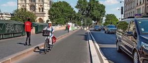 Vorbild Paris. Die Stadt baut um und sorgt für mehr Platz für Fahrradfahrerinnen und Fußgänger. 