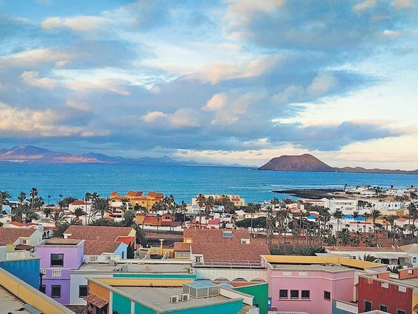 Schreibtisch mit Aussicht: Von der Stadt Corralejo auf Fuerteventura reicht der Blick zur Insel Lobos, im Hintergrund liegt Lanzarote.
