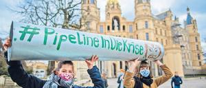 Mitglieder der Bewegung Fridays for Future demonstrieren vor dem Landtag in Schwerin gegen Nord Stream 2. 