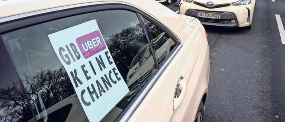 Protest gegen Uber. Taxifahrer in Berlin fürchten um ihre Existenz. 