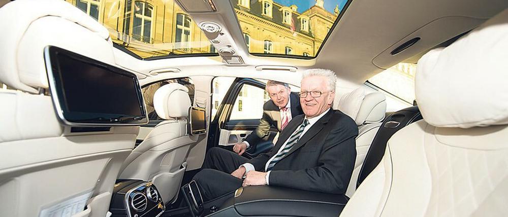 Ministerpräsident Winfried Kretschmann in seinen Mercedes-Dienstwagen auf dem Stuttgarter Schlossplatz. 