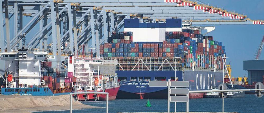 Unter Zeitdruck. Nicht nur in den großen Tiefseehäfen sind die Lieferketten stark beeinträchtigt. Auch im Hinterland von Europas wichtigstem Hafen Rotterdam sind die Transportabläufe inzwischen massiv gestört. 