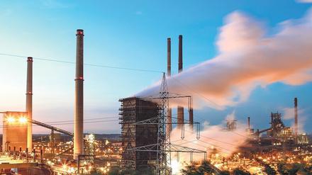 Es zischt und qualmt und raucht. Das Stahlwerk von Thyssen-Krupp in Duisburg ist das größte in Europa. 