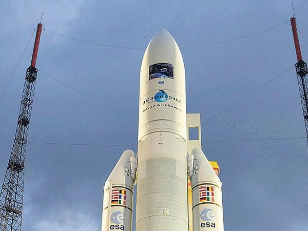 Tausende Satelliten steuern das Leben auf der Erde. Auf dem Weltraumbahnhof Kourou in Französisch-Guayana starten die europäischen Ariane-Raketen mit Galileo-Satelliten. Fotos: dpa