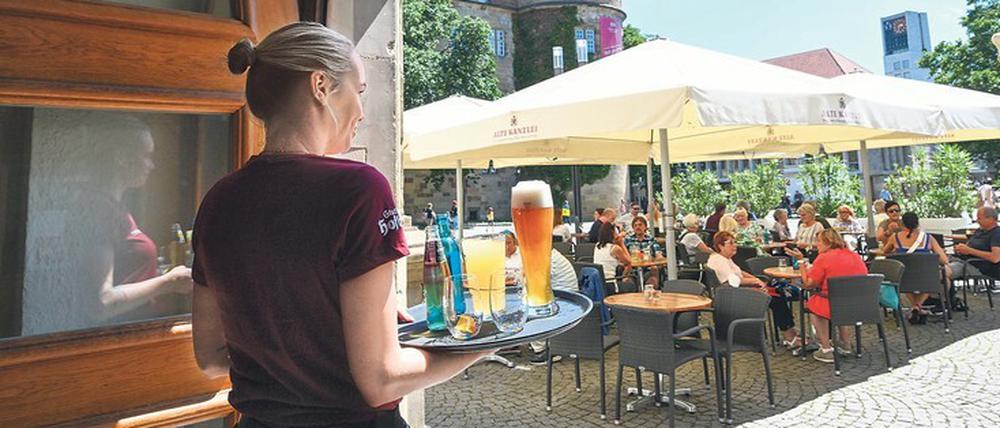 Volle Gläser und volle Biergärten: Das Sommergeschäft läuft gut – aber es wird nicht reichen. Foto: