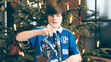 Das hab ich mir nicht gewünscht. Blau-weiß ist nicht gleich blau-weiß, das weiß jeder Fußballfreund. Ein Hertha-Schal für einen Schalke-Fan, das geht gar nicht. 