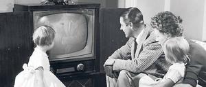 In seinen ersten Jahren sendete das Fernsehen nur wenige Stunden am Tag, heute gibt es Programm rund um die Uhr.