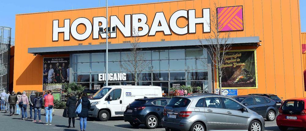 Schlange stehen. Baumärkte wie Hornbach machen gerade gute Geschäfte.