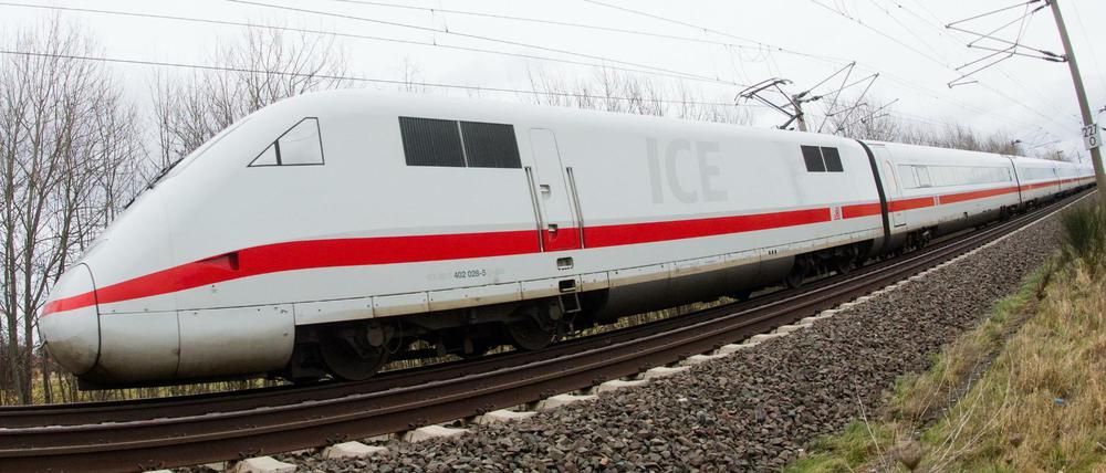 Ein ICE-Zug der Deutschen Bahn AG bei Lehrte (Niedersachsen) auf der ICE-Strecke Berlin-Hannover. 