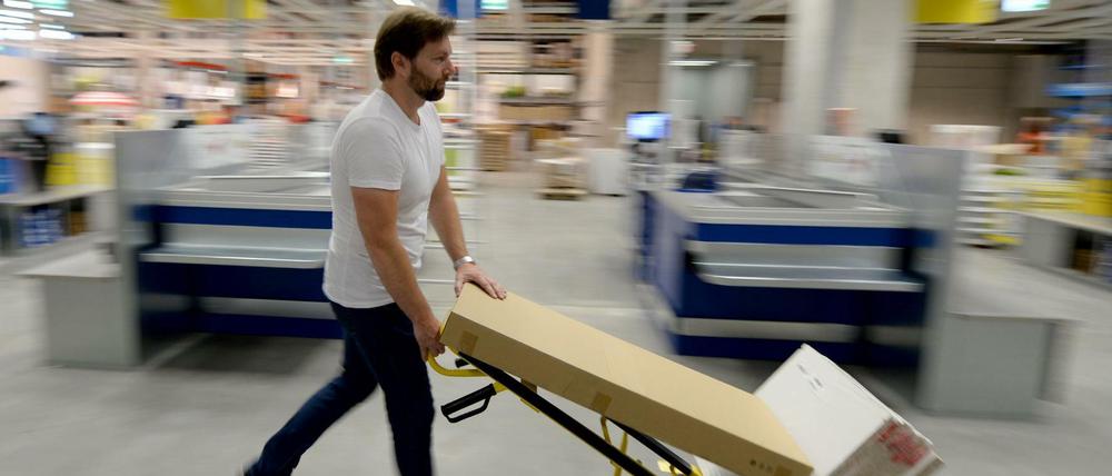Ein Mann im einem Ikea-Einrichtungshaus in Hamburg-Altona. Solche großen Warenlager soll es in den neuen Filialen nicht mehr geben.