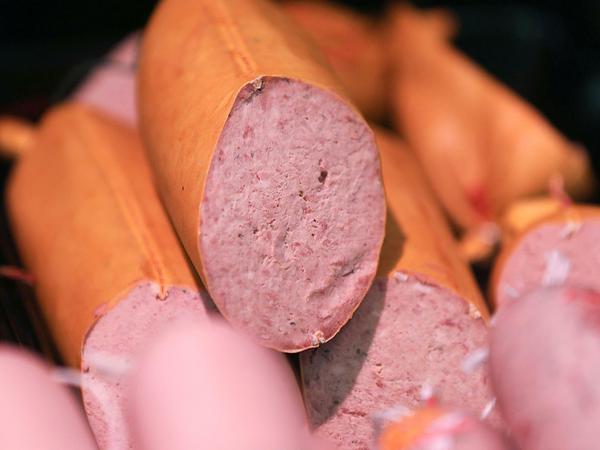 Risiko Wurst. Wird infiziertes Fleisch verarbeitet, können sich Schweine, die solche Wurstbrote fressen, anstecken. 