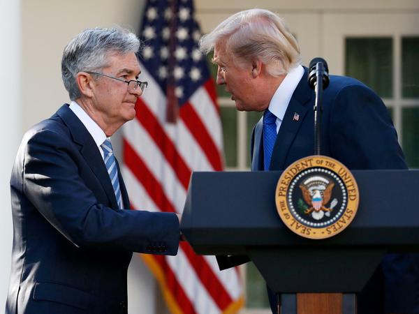 US-Präsident Donald Trump (rechts) beglückwünscht den künftigen Chef der US-Notenbank FED, Jerome Powell. Er soll auf Janet Yellen folgen.