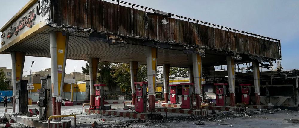 Eine bei Protesten gegen die Verteuerung und Rationierung von Benzin abgebrannte Tankstelle in Teheran. Bei den Demonstrationen wurden auch hunderte Menschen getötet.