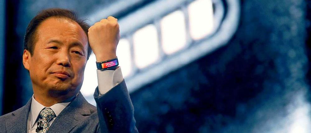 Samsung springt auf den Trend zu Fitness-Gadgets auf. Mobil-Chef JK Shin stellte in Barcelona die Datenuhr Gear Fit vor. Sie ähnelt den Fitness-Armbändern von Sony und Huawei, kann auf ihrem Display aber im Zusammenspiel mit einem Smartphone auch auf eingegangene E-Mails oder Kurznachrichten hinweisen. Erstmals wurde dabei ein gebogener AMOLED-Bildschirm verarbeitet.