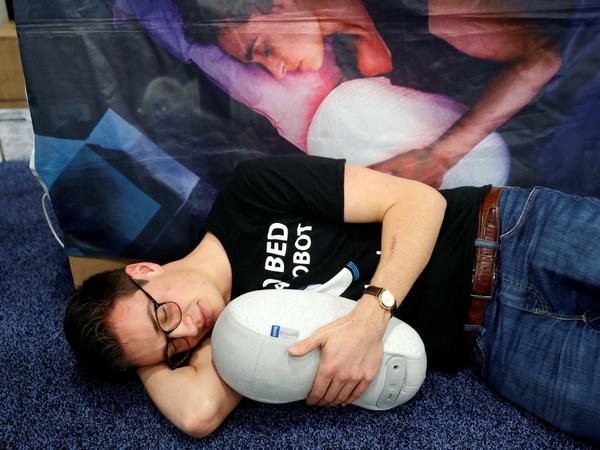 Da legst di' nieder: Julian Martijn Jagtenberg präsentiert auf der Technikmesse CES 2019 in Las Vegas einen "Somnox Sleep Robot", welcher im Schlaf unter anderem die Atemfrequenz überwachen soll.
