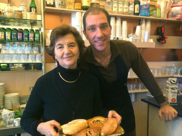 Clotilde Dotto, Inhaberin der berühmten «Bar del Cappuccino» im Zentrum Roms, und ihr Barista Adriano Santoro.