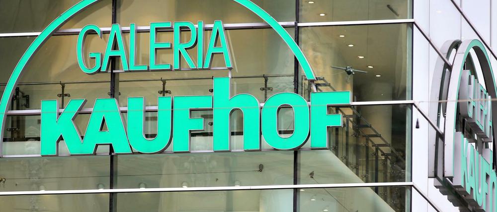 Das Logo mit dem Schriftzug der Kaufhauskette "Galeria Kaufhof" hängt am 15.06.2015 an einem Schaufenster in Leipzig.