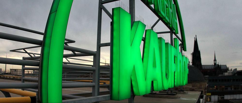 Das Kaufhof Logo leuchtet in Köln auf dem Dach der Filiale der Warenhaus-Kette. 