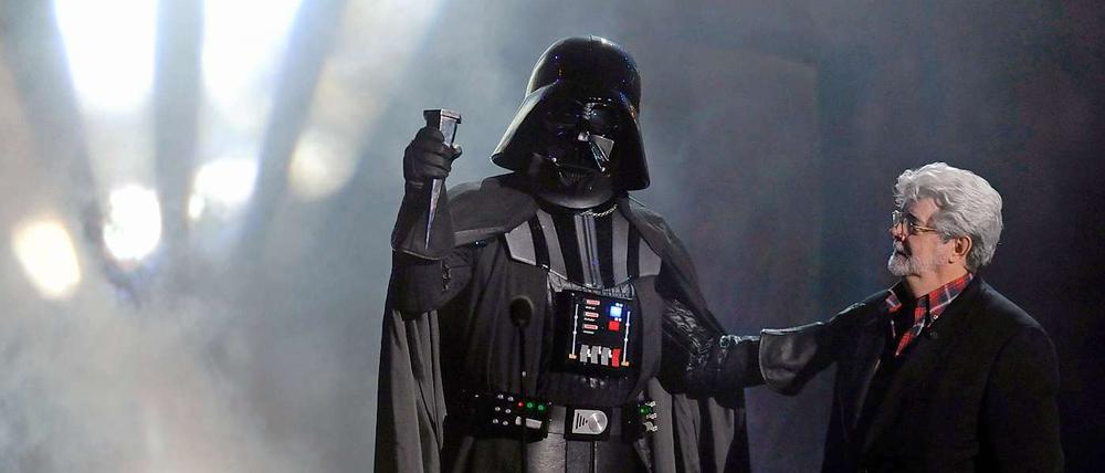 Komm' mit mir ins Disney-Wunderland. George Lucas (rechts) schickt Darth Vader in neue Obhut.