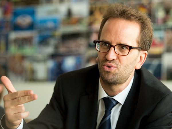 Klaus Müller, Chef des Bundesverbands der Verbraucherzentralen, fordert, dass die Einnahmen aus dem CO2-Preis an die Bürger zurückgegeben werden. 